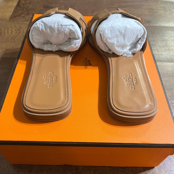 - Hermes Tan Oran Sandals Iconic H Design 38 - Picture 5 of 13